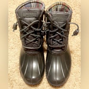 Black wemons snow boots